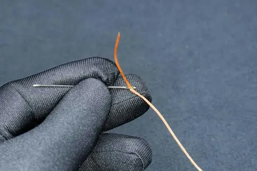 針穴に糸を通す