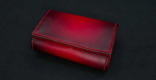 染色後に光沢仕上げを施した革作品