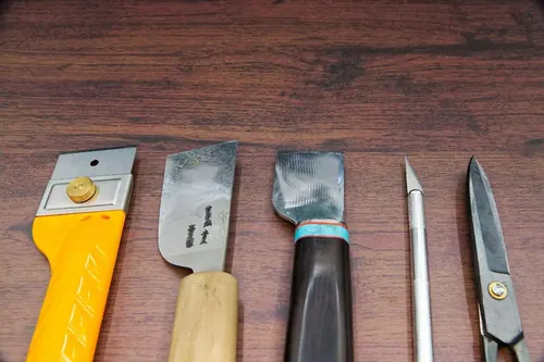 エアブラシによる革の染色作業