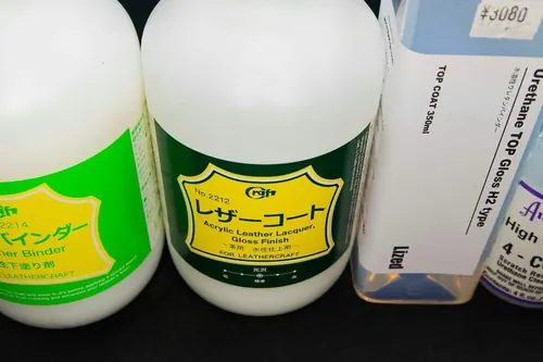 エアブラシによる革の染色作業
