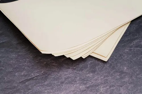エアブラシによる革の染色作業