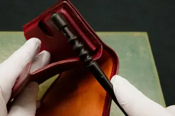 スリッカーを用いた丁寧なコバ磨き