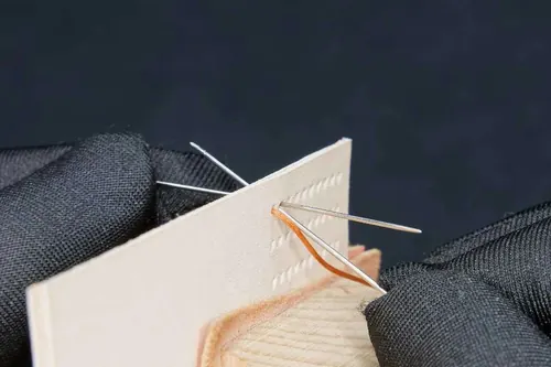 二穴目に同時に針を入れてクロス